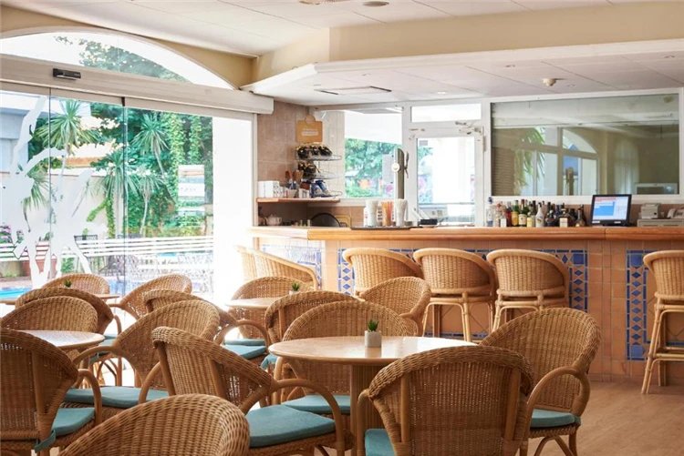 Bar v hotelu DWO Les Palmeres s výběrem nápojů | Calella / Hotel DWO Les Palmeres