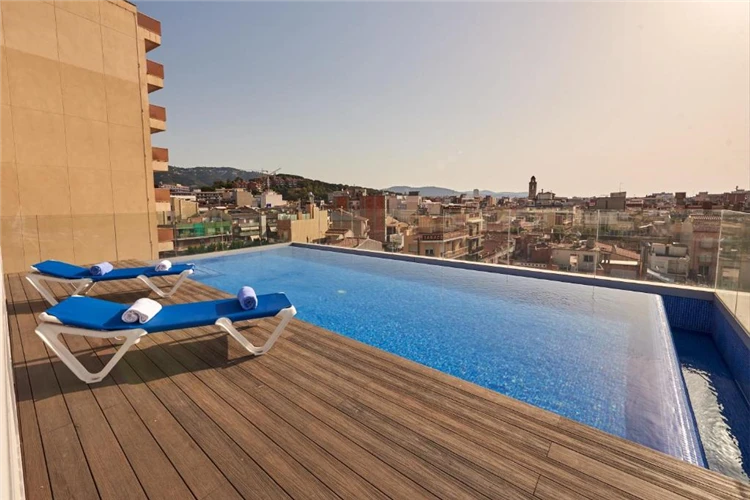 Relaxační zóna u bazénu hotelu DWO Les Palmeres | Calella / Hotel DWO Les Palmeres