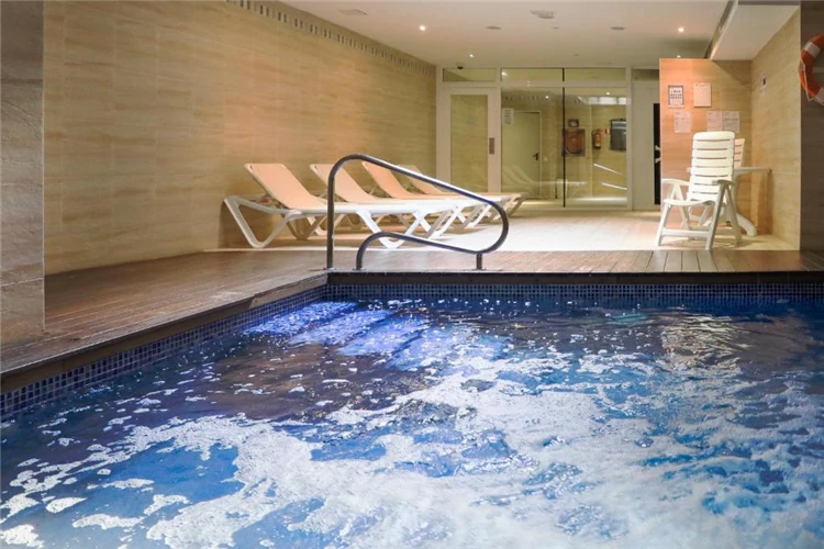 Bazén s lehátky v hotelu DWO Les Palmeres | Calella / Hotel DWO Les Palmeres