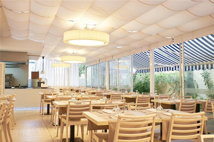 Jídelna hotelu DWO Les Palmeres s prostřenými stoly | Calella / Hotel DWO Les Palmeres