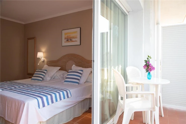 Pokoj s lůžky v hotelu DWO Les Palmeres v Calelle | Calella / Hotel DWO Les Palmeres