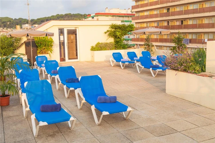 Terasa hotelu DWO Les Palmeres s výhledem do okolí | Calella / Hotel DWO Les Palmeres