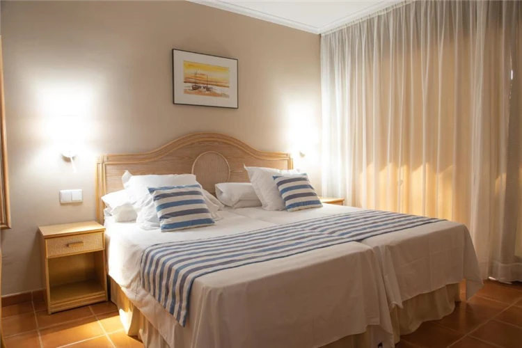 Světlý hotelový pokoj v DWO Les Palmeres | Calella / Hotel DWO Les Palmeres