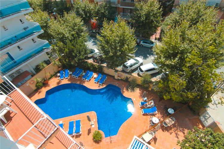 Bazén s čistou vodou v hotelu DWO Les Palmeres | Calella / Hotel DWO Les Palmeres