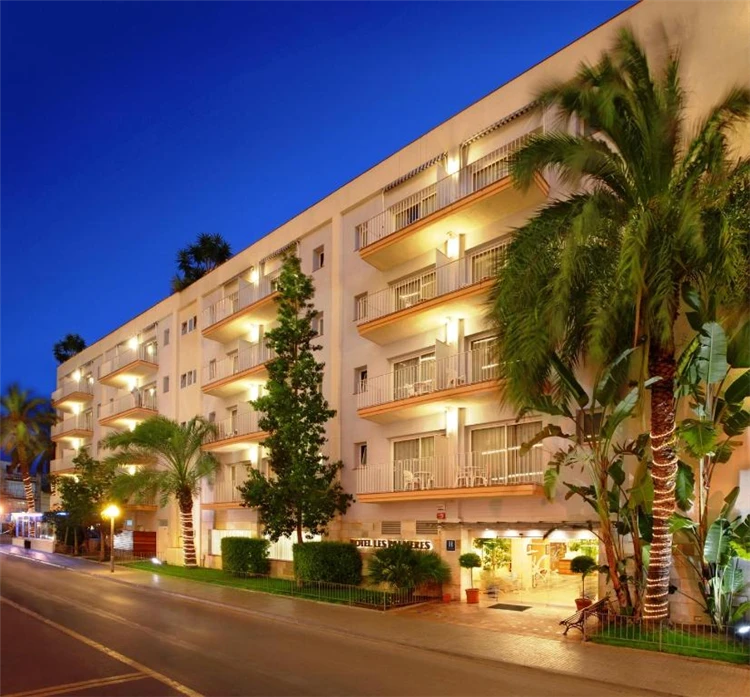 Budova hotelu DWO Les Palmeres v letním prostředí | Calella / Hotel DWO Les Palmeres