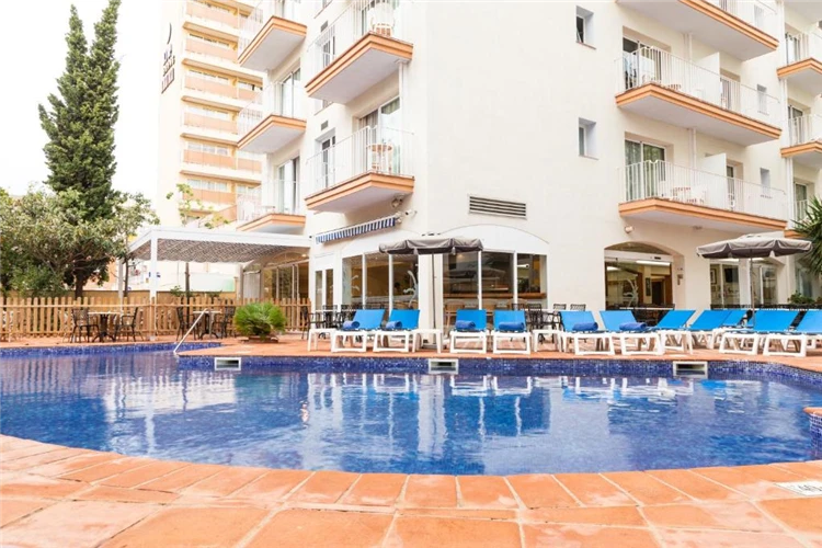 Venkovní bazén a okolí hotelu DWO Les Palmeres | Calella / Hotel DWO Les Palmeres