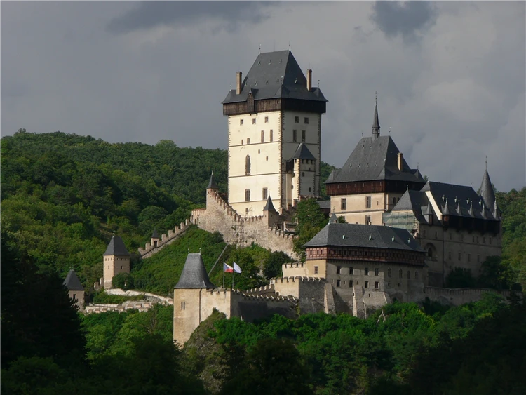 Historický hrad na skalnatém ostrohu | Královské hrady Křivoklát a Karlštejn