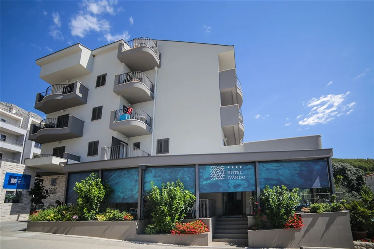 Exteriér hotelu Ivando v Drveniku s výhledem na moře | Drvenik / Hotel Ivando