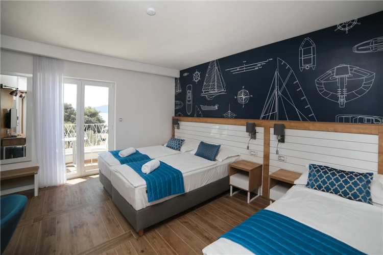 Restaurace hotelu Ivando s připravenými stoly | Drvenik / Hotel Ivando