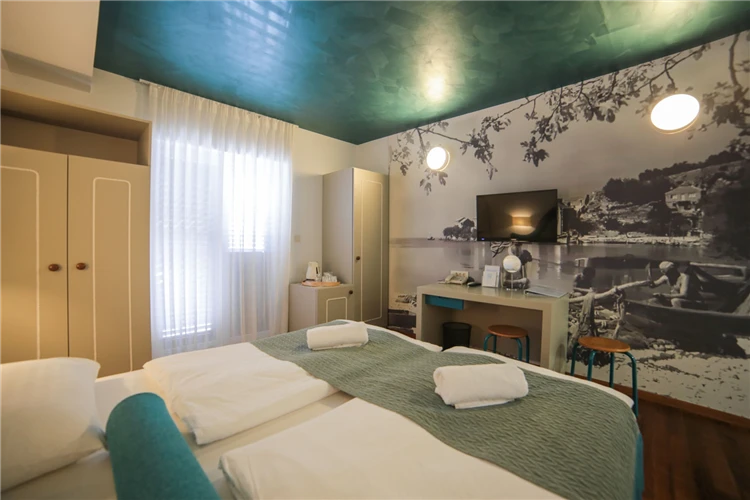 Bazén hotelu Ivando s lehátky u moře | Drvenik / Hotel Ivando