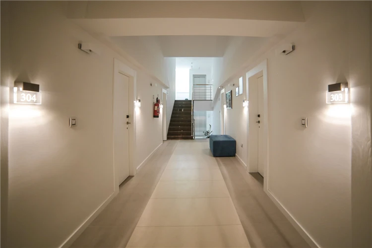 Interiér pokoje hotelu Ivando s moderním vybavením | Drvenik / Hotel Ivando