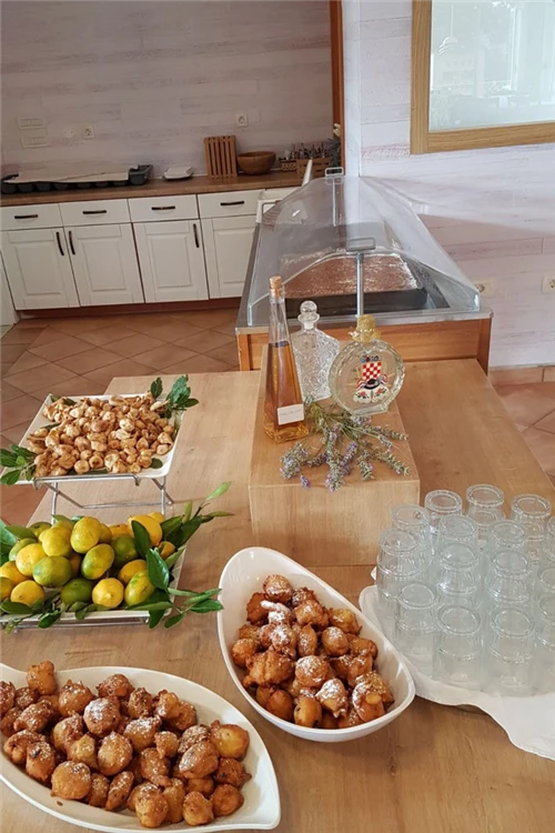 Snídaňový bufet nebo jídelna hotelu Ivando | Drvenik / Hotel Ivando