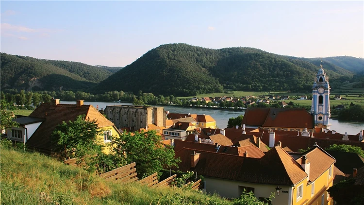 Dürnstein s klášterem a vinicemi nad Dunajem | Perly Dolního Rakouska s plavbou