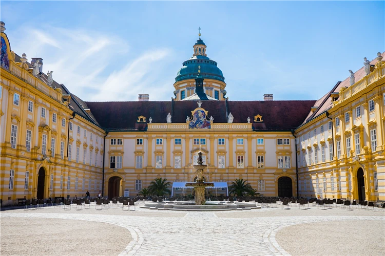 Barokní klášter Melk nad Dunajem při západu slunce | Perly Dolního Rakouska s plavbou