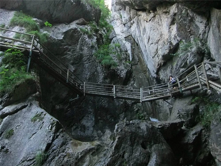 Průchod skalní soutěskou Bärenschützklamm v Rakousku | Medvědí soutěska