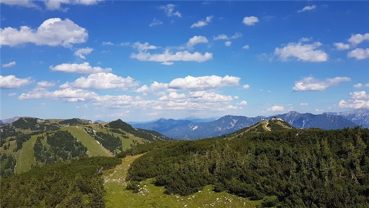 Turisté na stezce soutěskou Wasserlochklamm v Alpách | Soutěska Wasserlochklamm a dech beroucí Hochkar