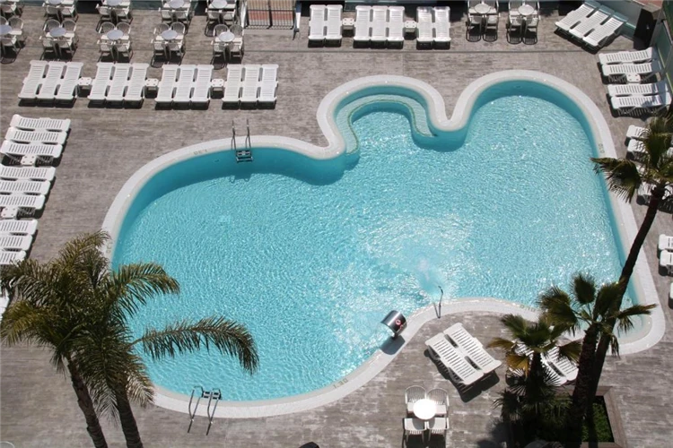 Bazén hotelu Reymar Playa s lehátky | Malgrat de Mar / Hotel Reymar Playa