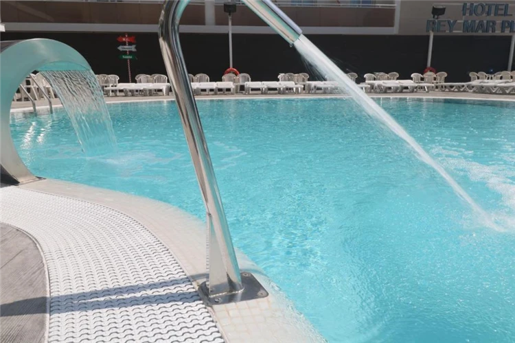 Bazén hotelu Reymar Playa v letním dni | Malgrat de Mar / Hotel Reymar Playa
