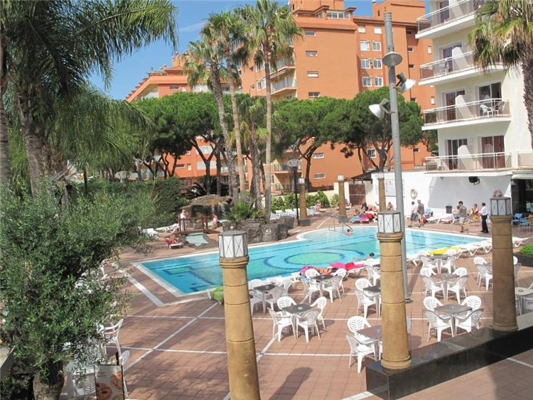 Bazén s modrou vodou v hotelu Reymar | Malgrat de Mar / Hotel Reymar