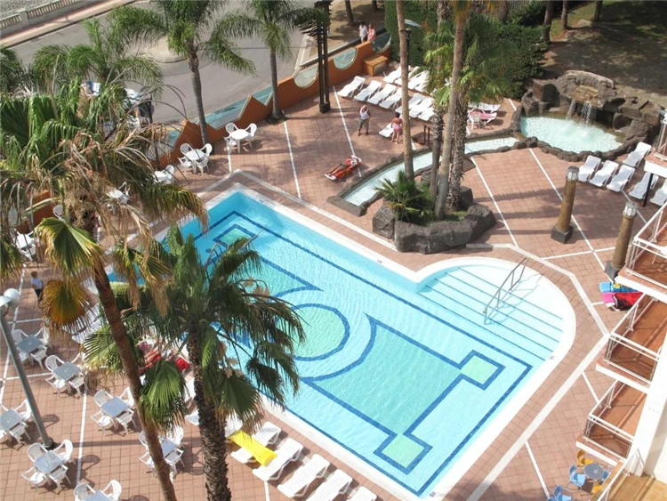 Pohled na bazén a okolí hotelu Reymar | Malgrat de Mar / Hotel Reymar