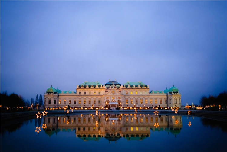 Pohled na zimní Vídeň s osvětlenými ulicemi a architekturou | Kouzlo adventní Vídně
