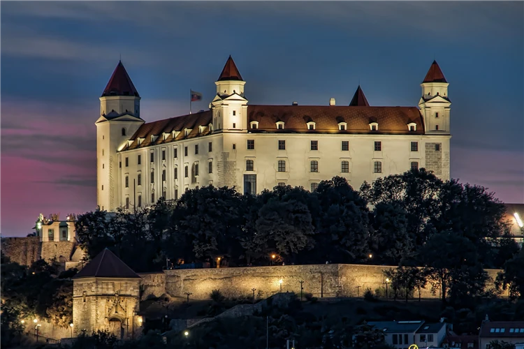 Historické centrum Bratislavy s barevnými fasádami domů | Předvánoční Bratislava
