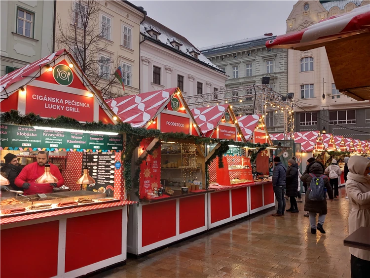 Předvánoční atmosféra na ulicích Bratislavy | Předvánoční Bratislava