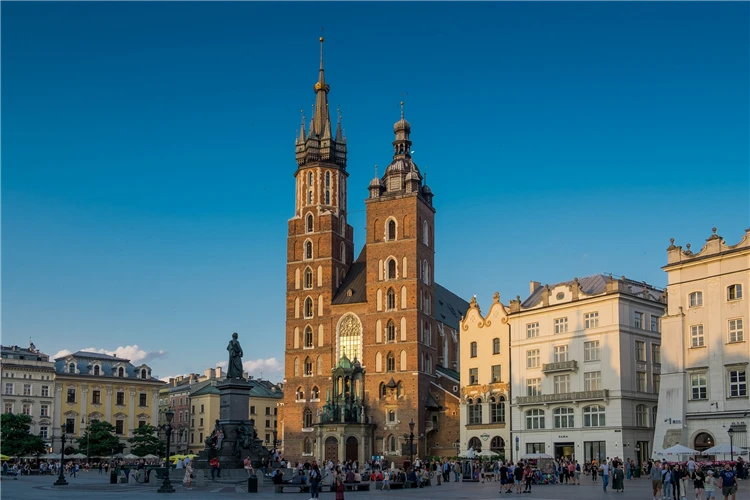 Gotický kostel v Krakově osvětlený za soumraku | Advent v Krakově - městě králů a umění