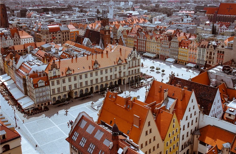 Letecký pohled na wrocławské náměstí s barevnými historickými domy a červenými střechami | Podmanivá vánoční Vratislav