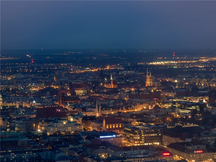 Noční panorama Vratislavi s osvětlenými katedrálami a střechy historického centra. | Podmanivá vánoční Vratislav