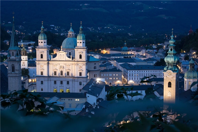 Panoramatický pohled na Salzburg s řekou Salzach | Tichá noc v Salzburgu