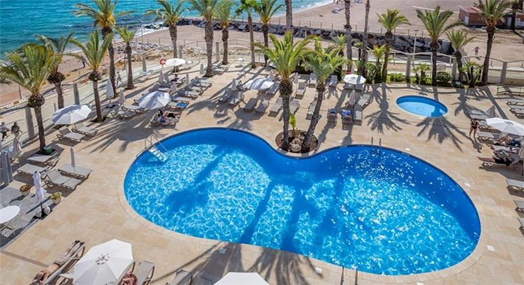 Venkovní bazén hotelu Caprici Beach & SPA | Santa Susanna / Hotel Caprici Beach & SPA