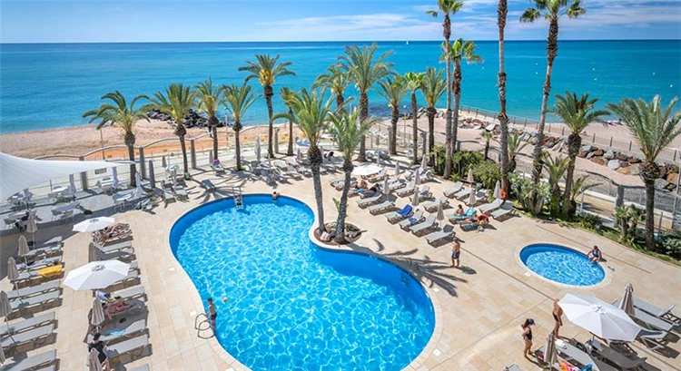 Bazén s lehátky v hotelu Caprici Beach & SPA | Santa Susanna / Hotel Caprici Beach & SPA