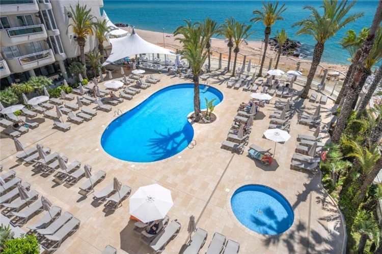 Plavecký bazén hotelu Caprici Beach & SPA | Santa Susanna / Hotel Caprici Beach & SPA