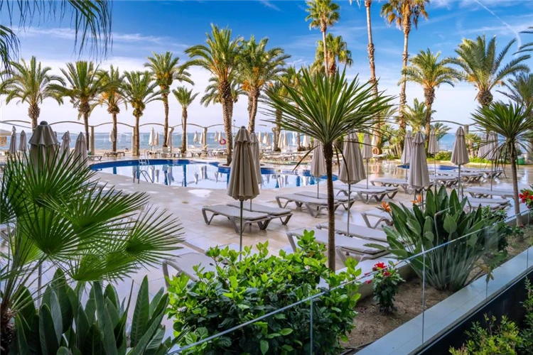 Bazénová terasa hotelu Caprici Beach & SPA | Santa Susanna / Hotel Caprici Beach & SPA