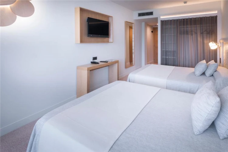 Interiér pokoje hotelu Caprici Beach & SPA | Santa Susanna / Hotel Caprici Beach & SPA