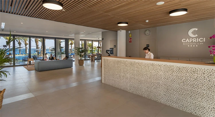 Vstupní hala a recepce hotelu Caprici Beach & SPA | Santa Susanna / Hotel Caprici Beach & SPA