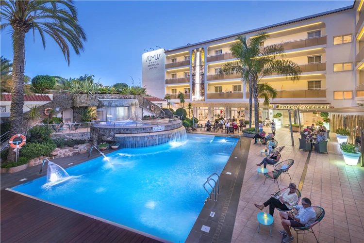 Venkovní bazén hotelu Sumus Monteplaya v Malgrat de Mar | Malgrat de Mar / Hotel Sumus Monteplaya