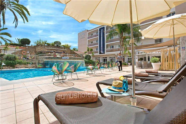 Bazén hotelu Sumus Monteplaya s lehátky | Malgrat de Mar / Hotel Sumus Monteplaya