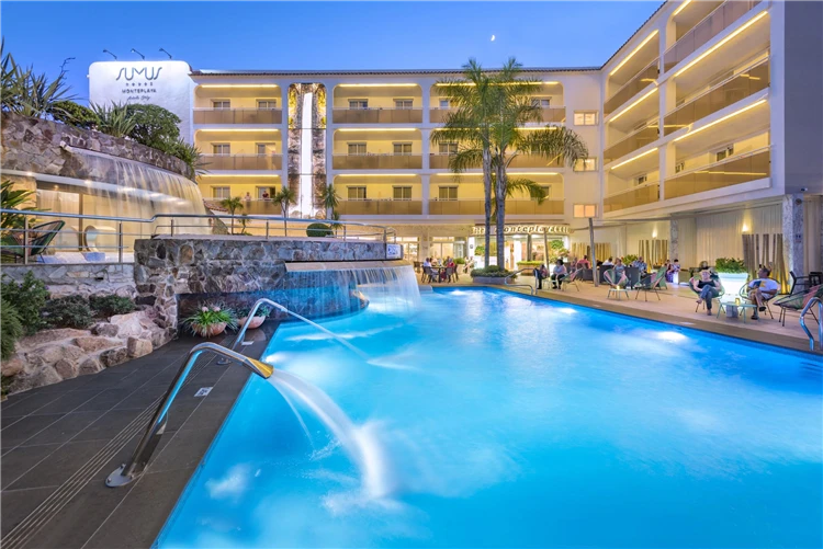 Pohled na bazén hotelu Sumus Monteplaya ze strany | Malgrat de Mar / Hotel Sumus Monteplaya