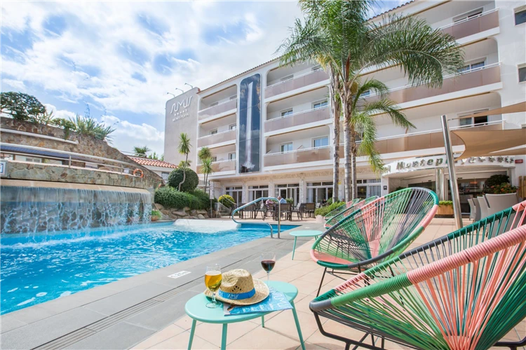 Relaxační zóna u bazénu hotelu Sumus Monteplaya | Malgrat de Mar / Hotel Sumus Monteplaya