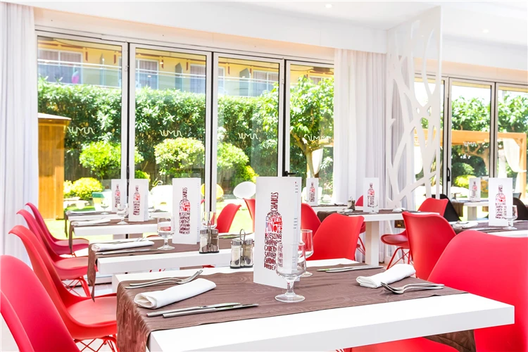 Jídelna hotelu Sumus Monteplaya s prostřenými stoly | Malgrat de Mar / Hotel Sumus Monteplaya