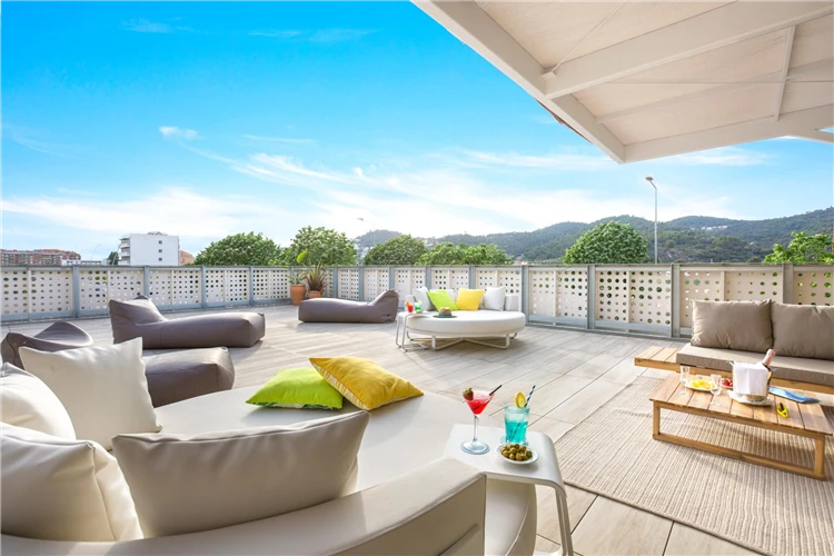 Terasa hotelu Sumus Monteplaya s výhledem | Malgrat de Mar / Hotel Sumus Monteplaya