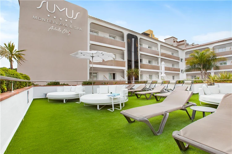 Venkovní terasa hotelu Sumus Monteplaya s posezením | Malgrat de Mar / Hotel Sumus Monteplaya