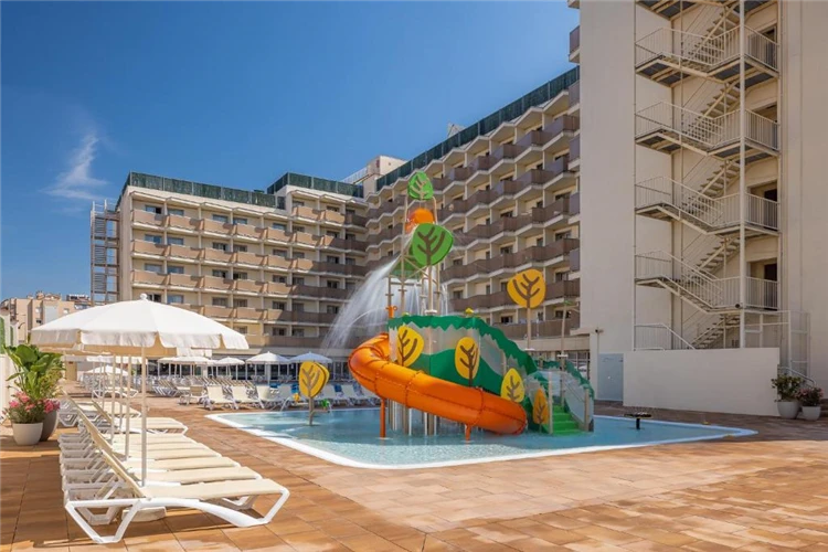 Bazén s lehátky v hotelu HTop Amatista | Lloret de Mar / Hotel HTop Amatista