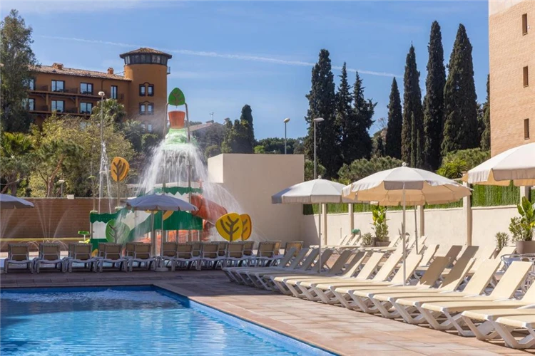 Osvěžující bazén hotelu HTop Amatista v Lloret de Mar | Lloret de Mar / Hotel HTop Amatista