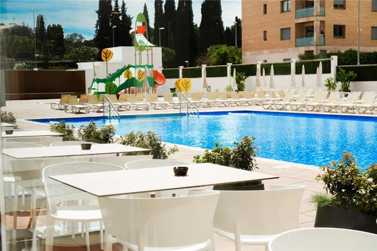 Relaxace u bazénu v hotelu HTop Amatista | Lloret de Mar / Hotel HTop Amatista