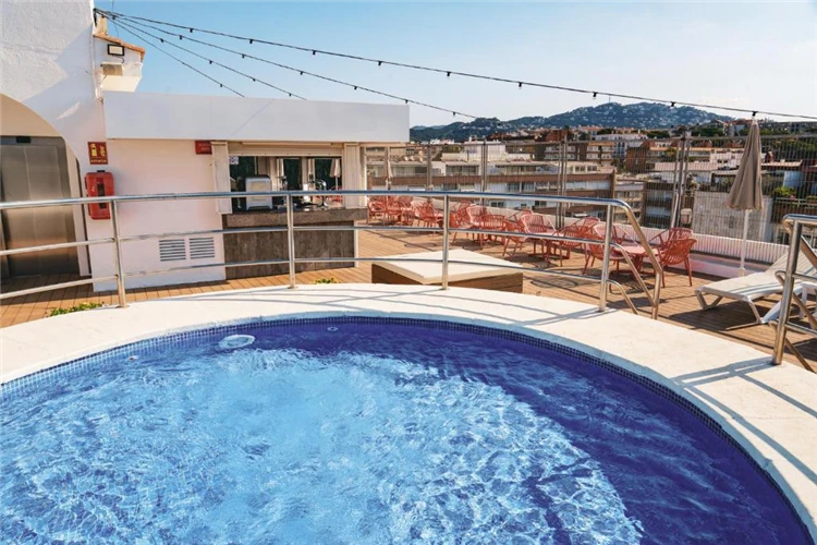 Venkovní terasa hotelu HTop Amatista v Lloret de Mar | Lloret de Mar / Hotel HTop Amatista
