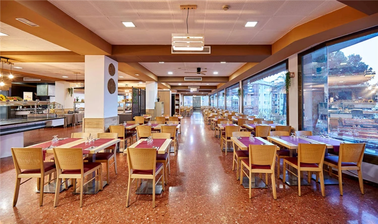 Jídelna hotelu Samba s prostřenými stoly | Lloret de Mar / Hotel Samba