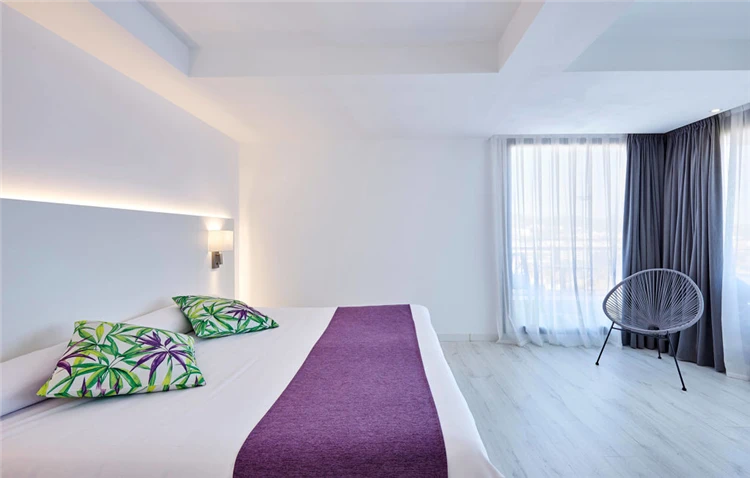 Interiér pokoje hotelu Samba s postelemi | Lloret de Mar / Hotel Samba